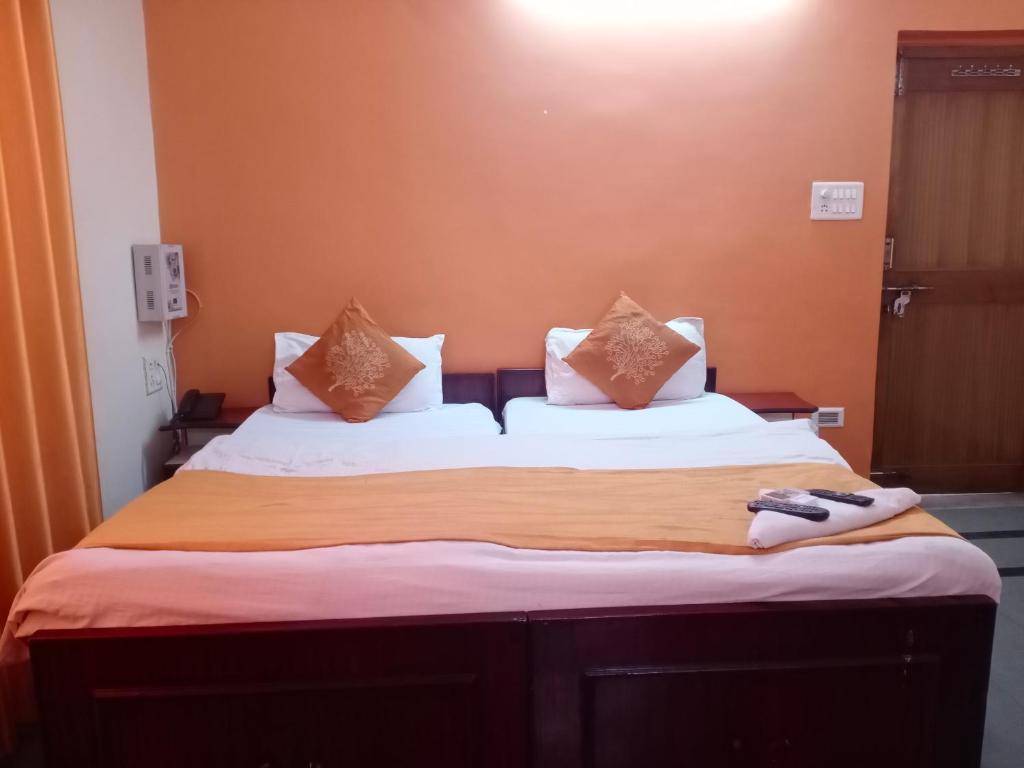 瓜廖尔Mrignayani的一间卧室配有一张大床和两个枕头
