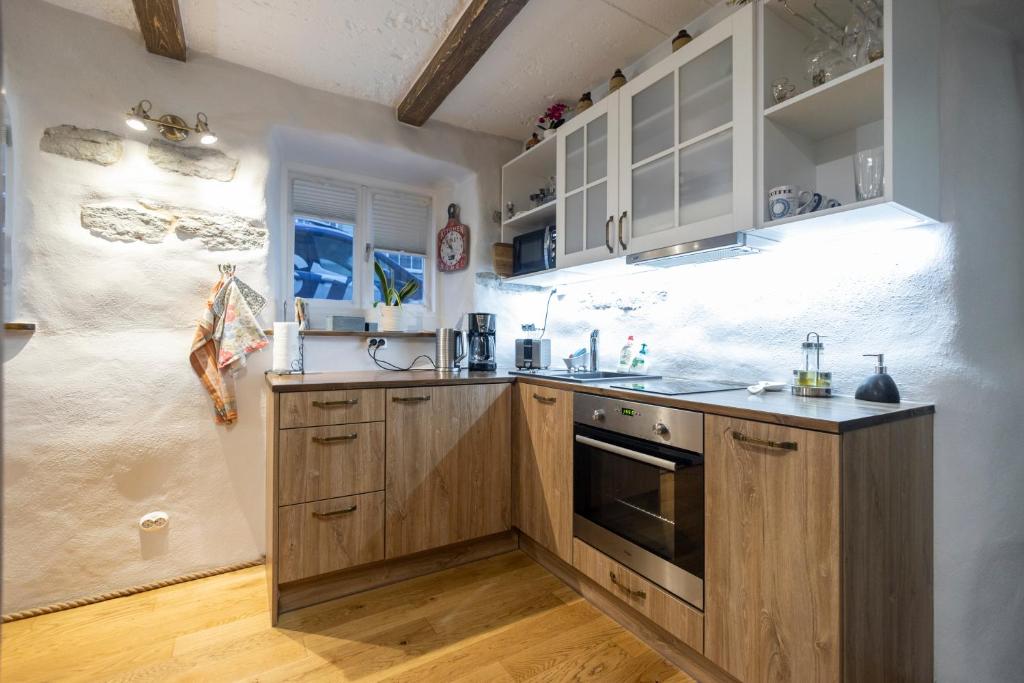 塔林Like Home Apartments Salme 31的一个带木制橱柜和水槽的厨房