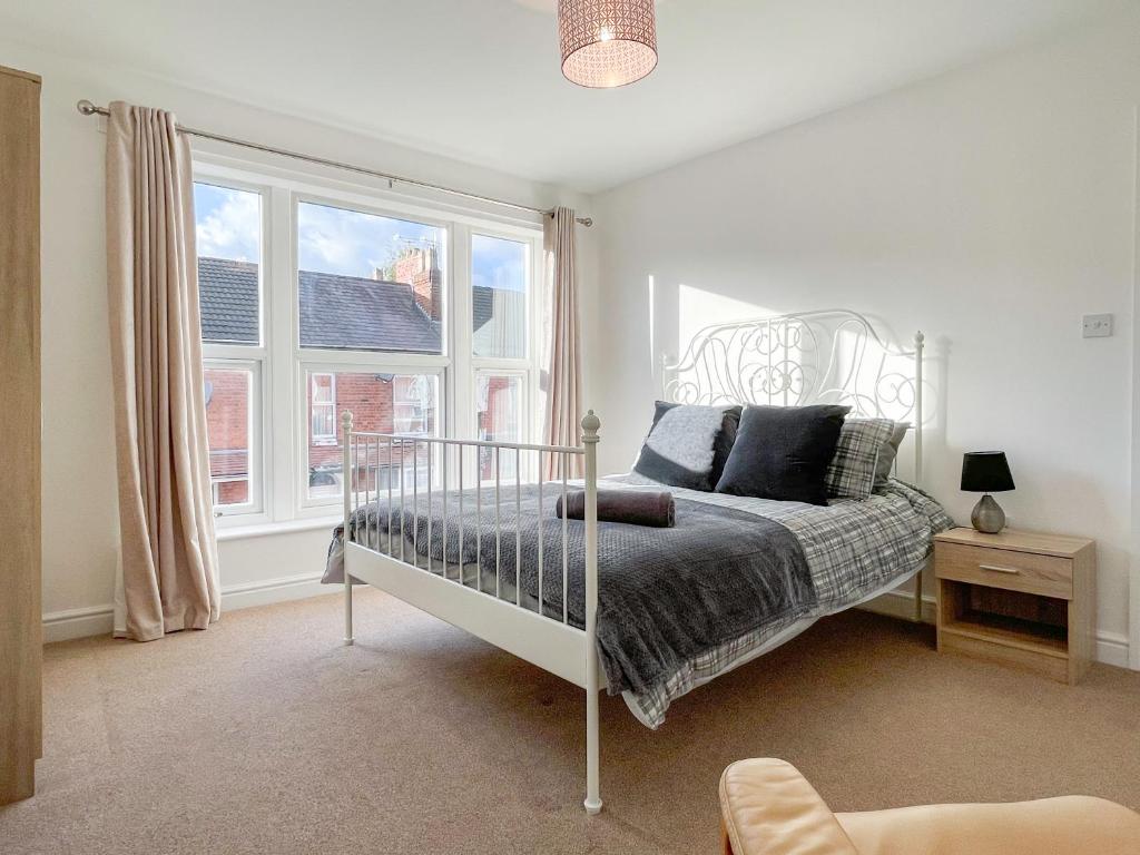 克鲁Spacious 2-bed Apartment in Crewe by 53 Degrees Property, ideal for Business & Professionals, FREE Parking - Sleeps 3的一间卧室设有一张床和一个窗口