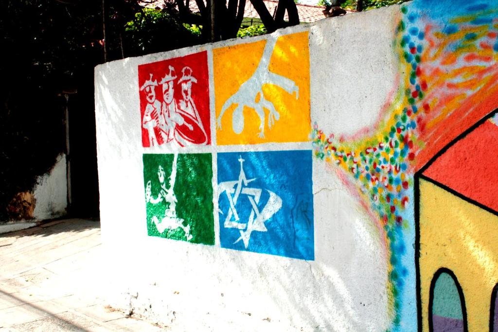 累西腓文化圣保罗萨洛芒旅舍的涂有涂鸦的墙上,上面有画作