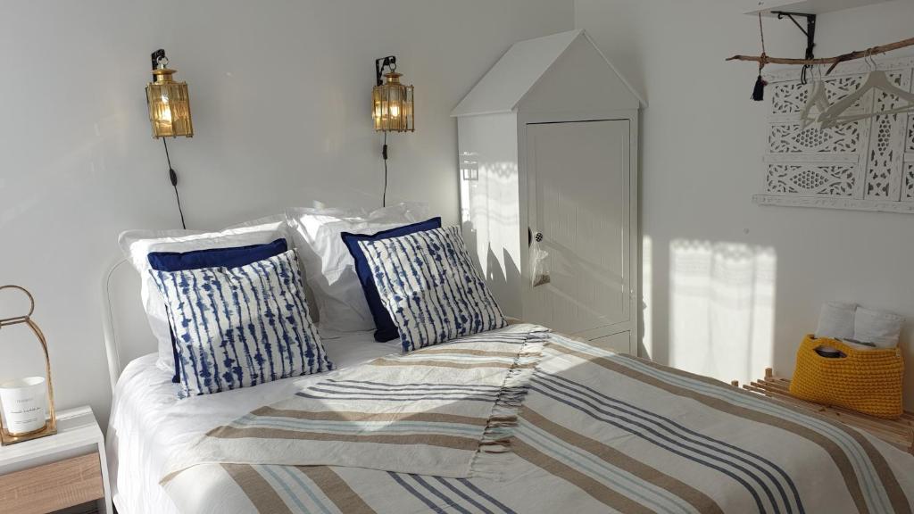 土伦"Voyage en mer" splendide T3 lumineux, Wi fi et PARKING gratuit的一间卧室配有一张带蓝色和白色枕头的床