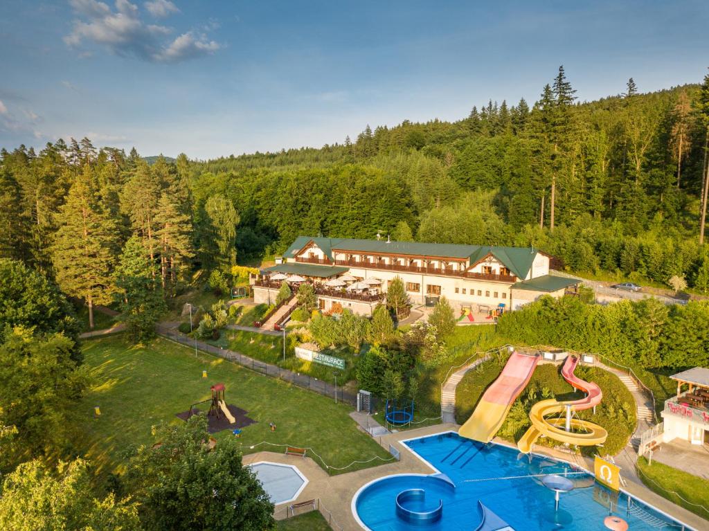 鲁哈科维斯威利迪卡酒店的享有带水上公园的度假村的空中景致