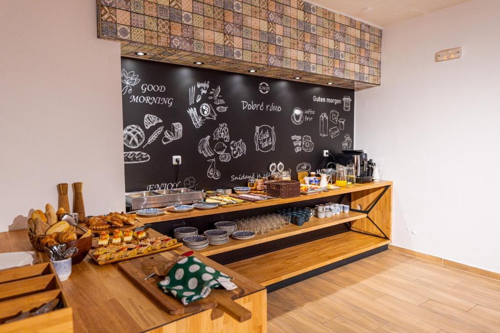 苏希采JEZ&SPI Sušice的面包店,墙上挂着粉笔板,上面有食物