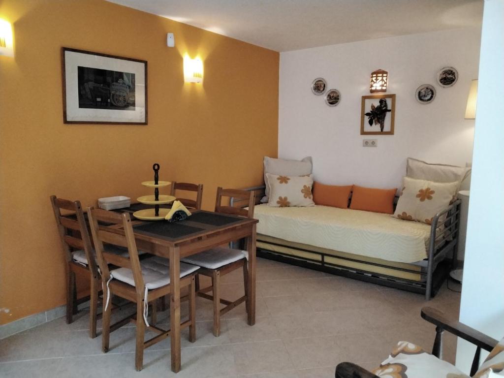 曼塔罗塔Manta Rota Beach, apartment in a villa, terrace,garden的一间带桌子和床的用餐室