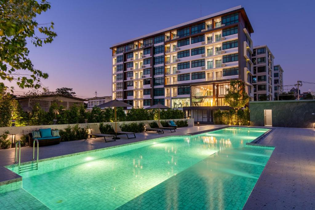 曼谷ORION Hotel & Residence Bangna的大楼前的大型游泳池