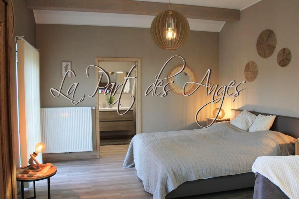马尔梅迪La Veraison的一间卧室,配有一张床和一个可读到天使的房间的标志