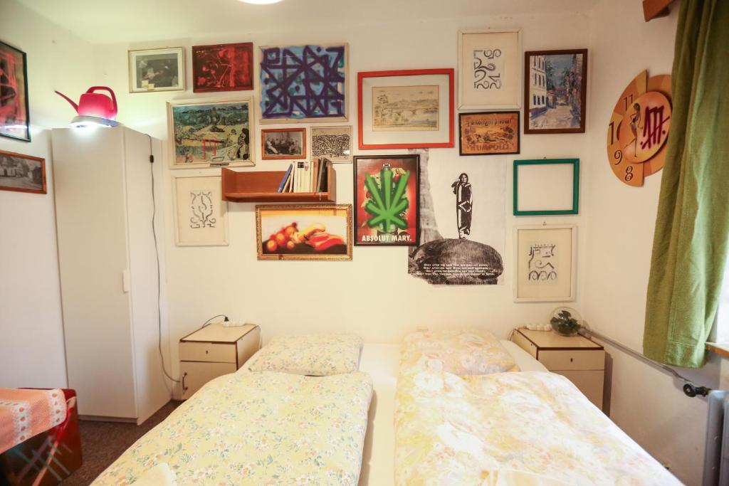 派克波特斯耐兹库克隆戴克旅舍的墙上有两张照片的房间的床铺
