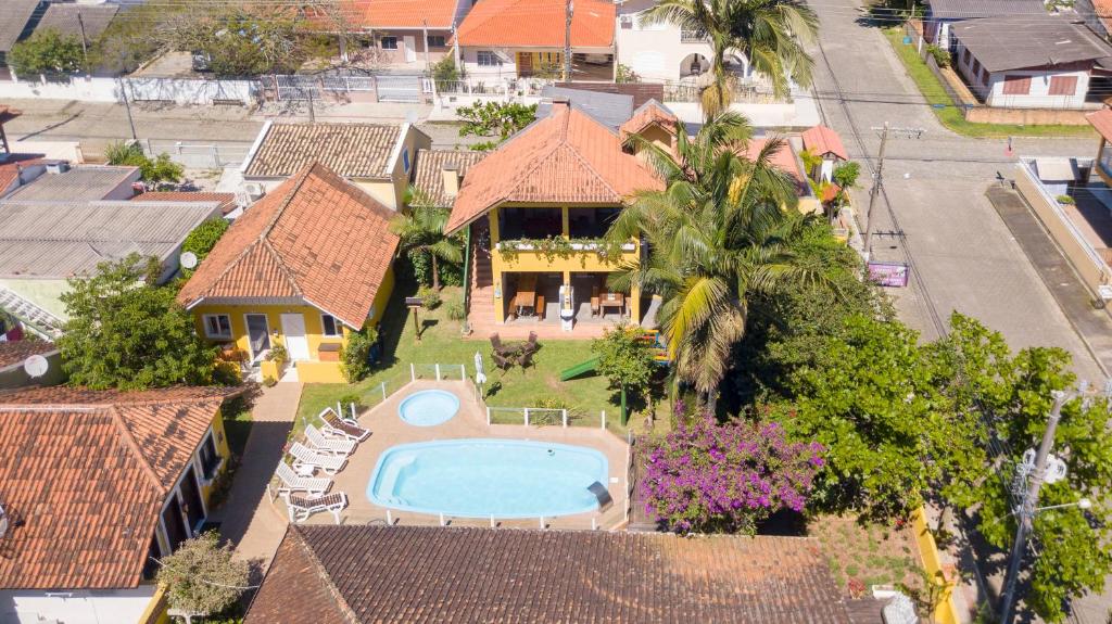 贝卢港贝卢港花园旅馆的享有带游泳池的房屋的空中景致
