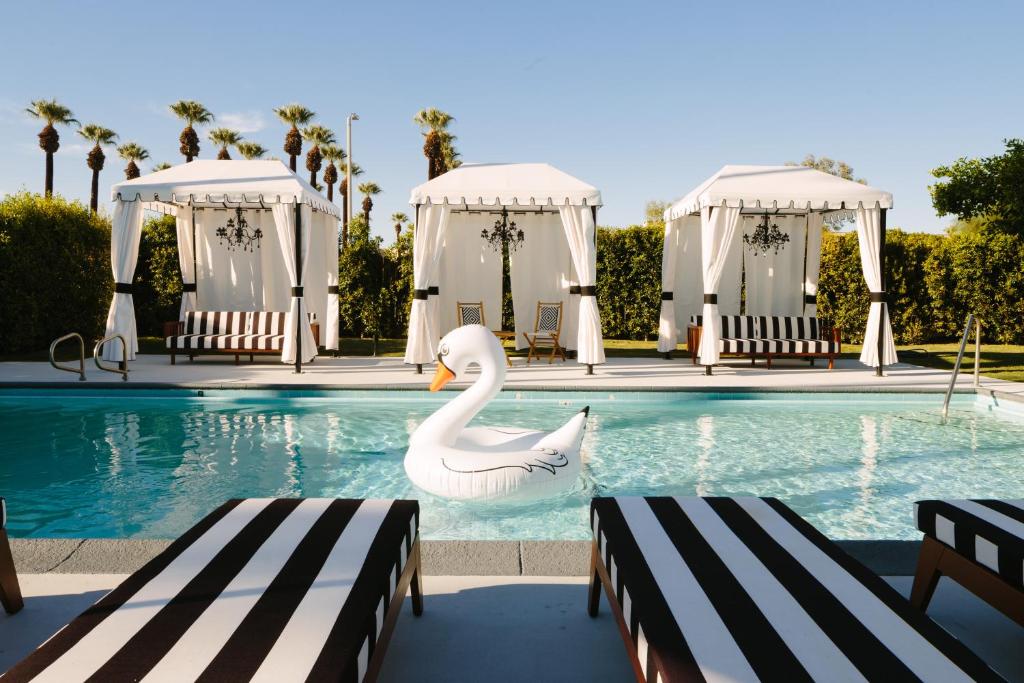 Hotel El Cid by AvantStay Chic Hotel in Palm Springs w Pool内部或周边的泳池