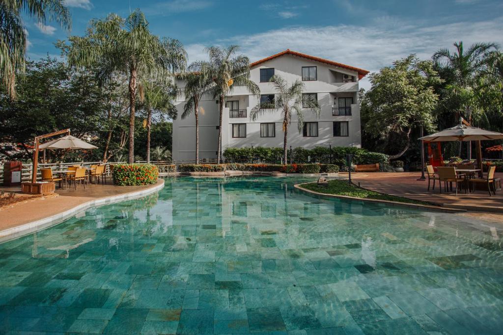 热河市Rio Quente Resorts - Hotel Luupi的大楼前的游泳池