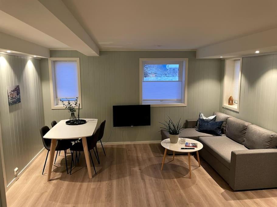 莱克内斯Lofoten - New apartment, close to airport.的客厅配有沙发和桌子