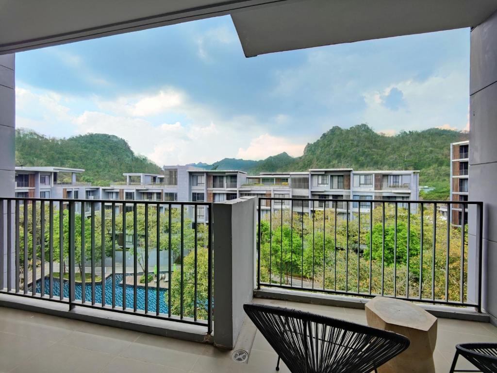 Ban Huai Sok Noi2 Bedroom Khaoyai Poolsuite by Nancy的享有度假胜地景致的阳台