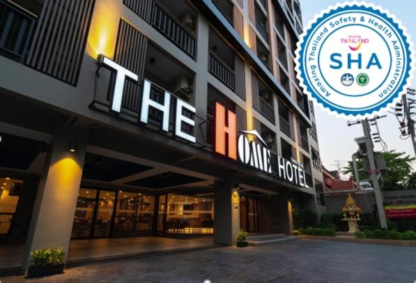 曼谷The Home Hotel SHA的建筑一侧有标志的酒店