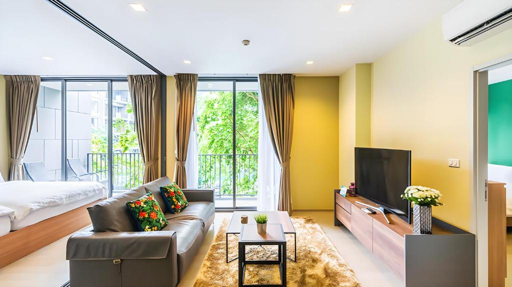 Ban Huai Sok NoiHill & Valley Khaoyai by Nancy的带沙发和电视的客厅