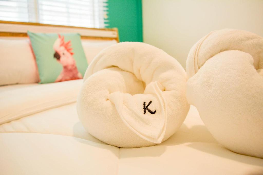 华欣Karoon hut的一只白色的填充物动物,床上有一颗心