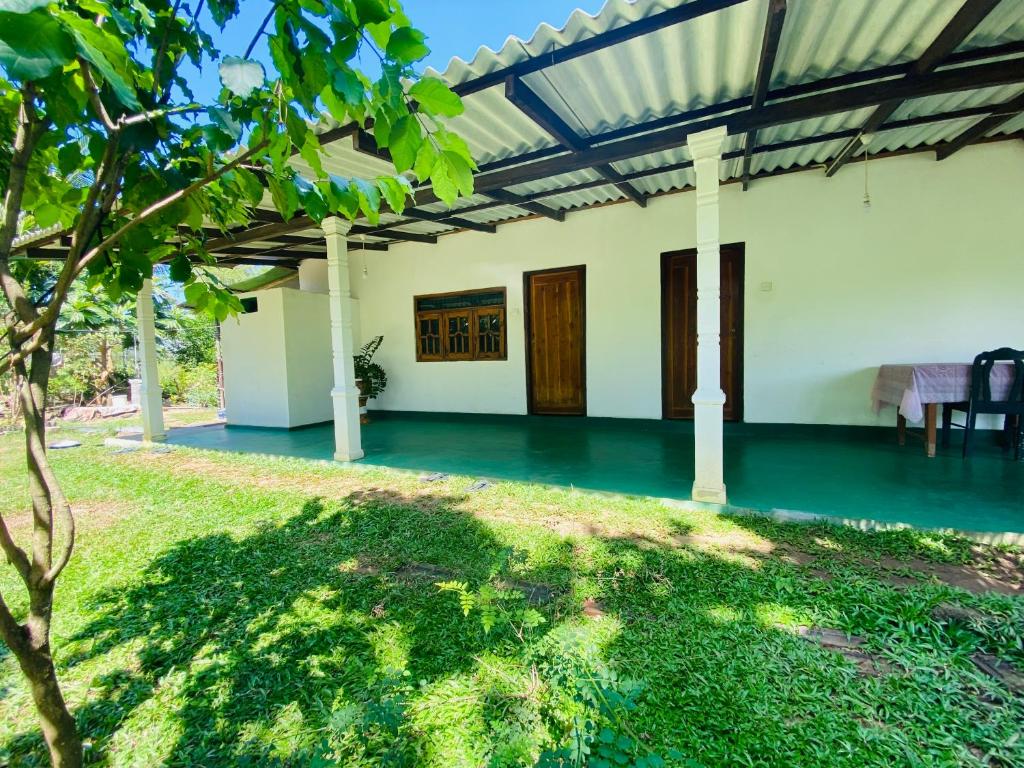 锡吉里亚Sigiri Green Shadow Homestay的享有带庭院的房屋景致