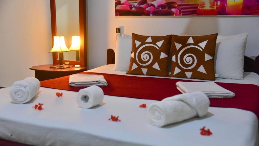 丹不拉Sayare Inn的酒店客房,配有两张带毛巾的床