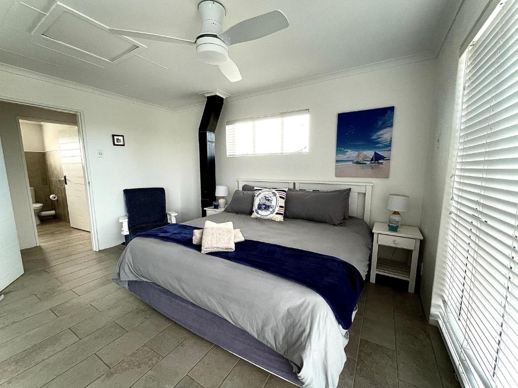 科尔切斯特10 on Aquavista Addo River View Cottage的一间卧室配有一张床和吊扇