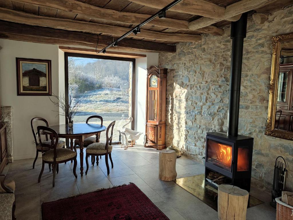 EchalecuMokorroko Borda Hostal Rural的客厅配有桌子和燃木炉。