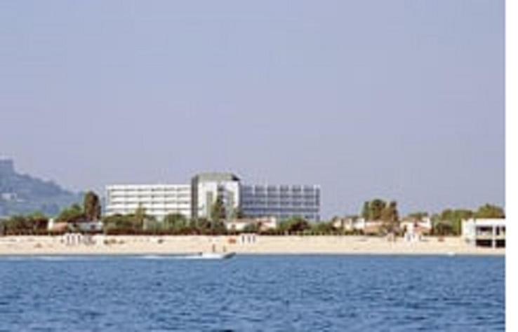 雷卡纳蒂港Appartamento Camilla的享有海滩美景,后面是一座建筑