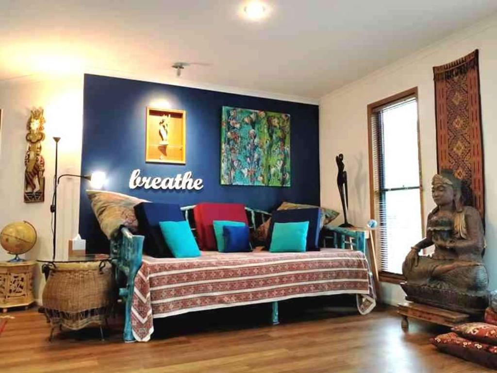 塔勒布吉拉浪漫舒适别墅的客厅配有带色彩缤纷枕头的沙发