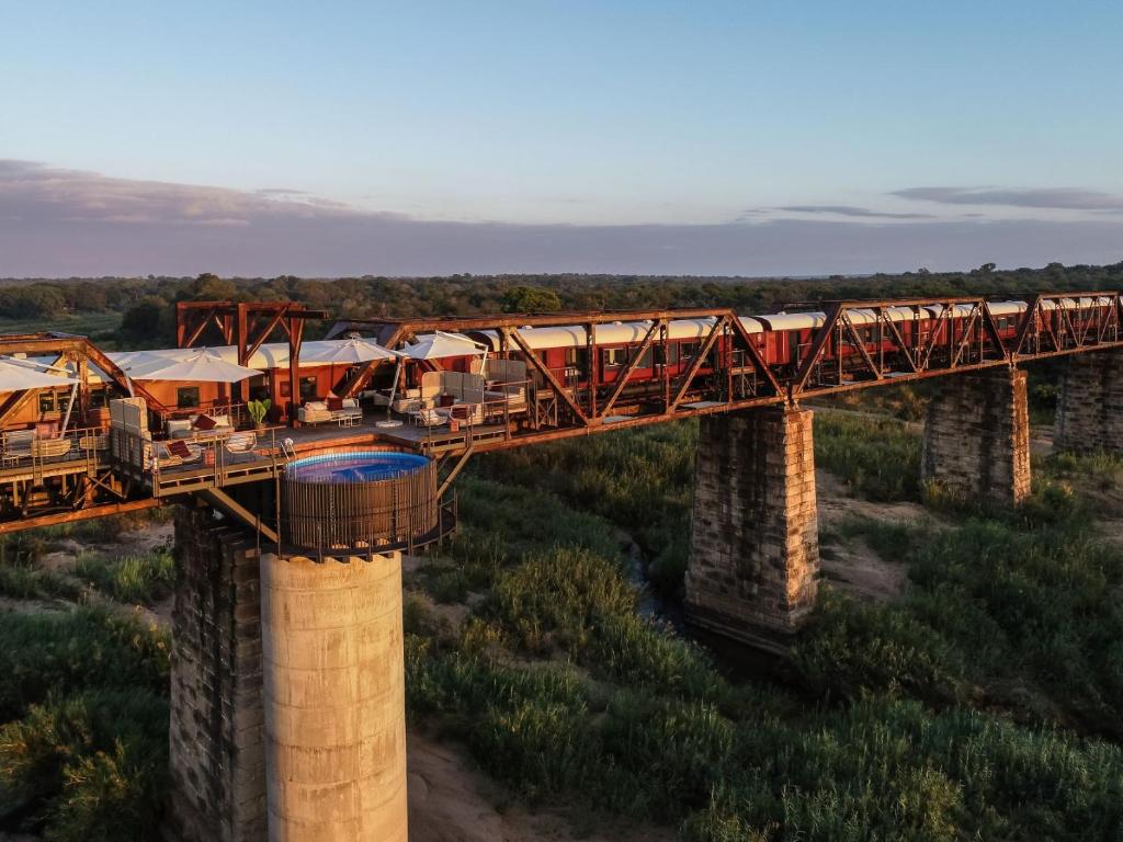 斯库库扎Kruger Shalati - Train on The Bridge & Garden Suites的火车在桥上搭火车穿过桥