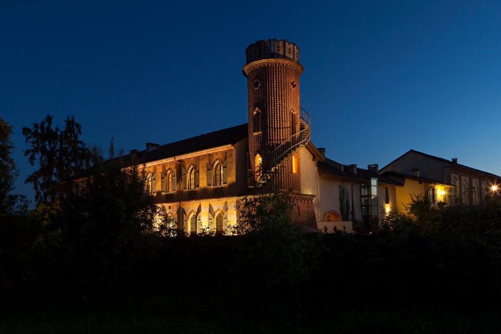 Trino波尔格拉梅兹艾纳乡间别墅的一座建筑,上面有一座塔,晚上