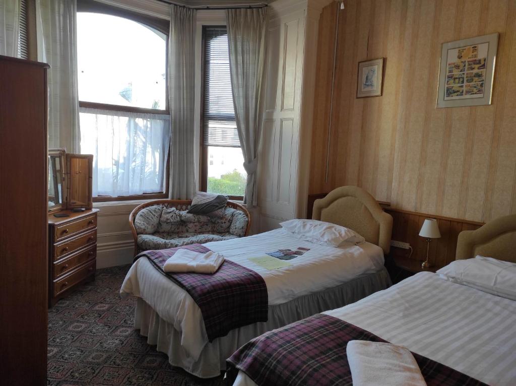 道格拉斯All Seasons Guesthouse的酒店客房设有两张床和窗户。