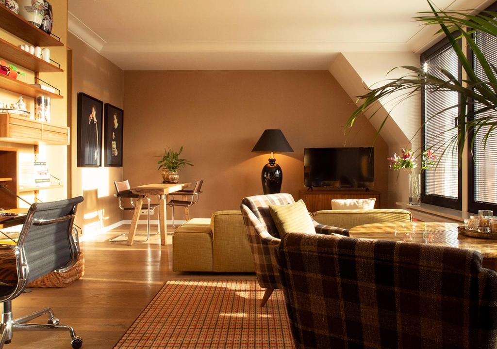 安特卫普Aplace Antwerp boutique flats & hotel rooms的客厅配有两张沙发和一张桌子