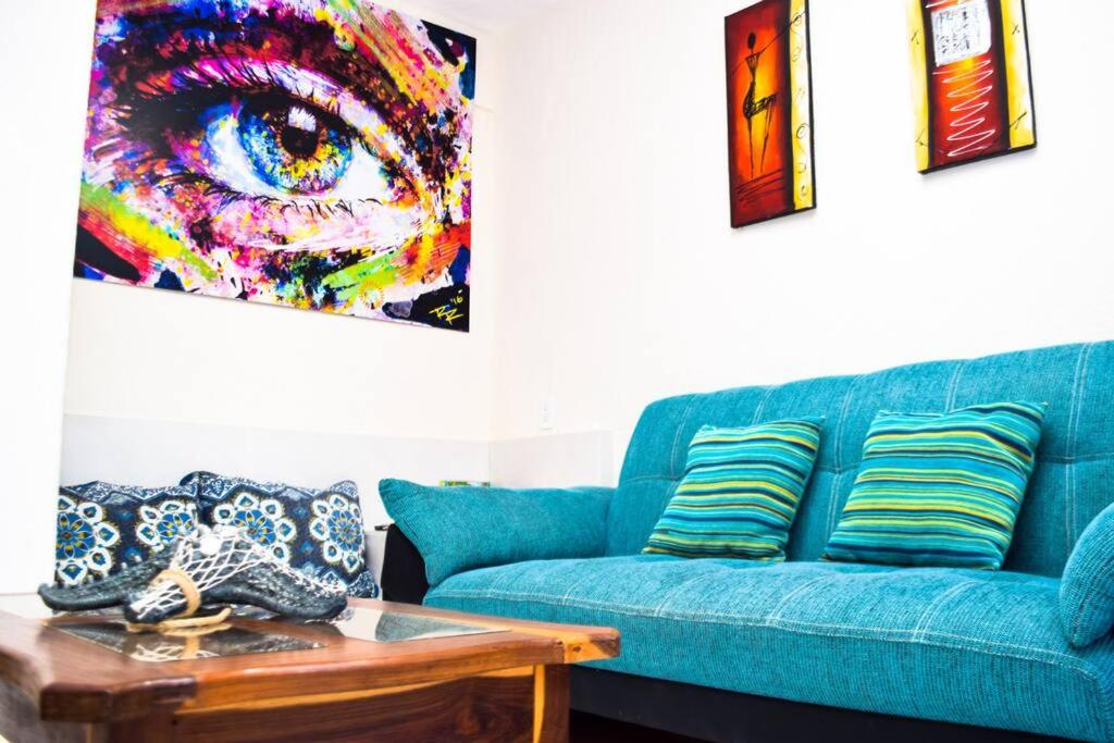 坎昆cancun marlin 32的客厅配有一张蓝色的沙发,配有一张桌子