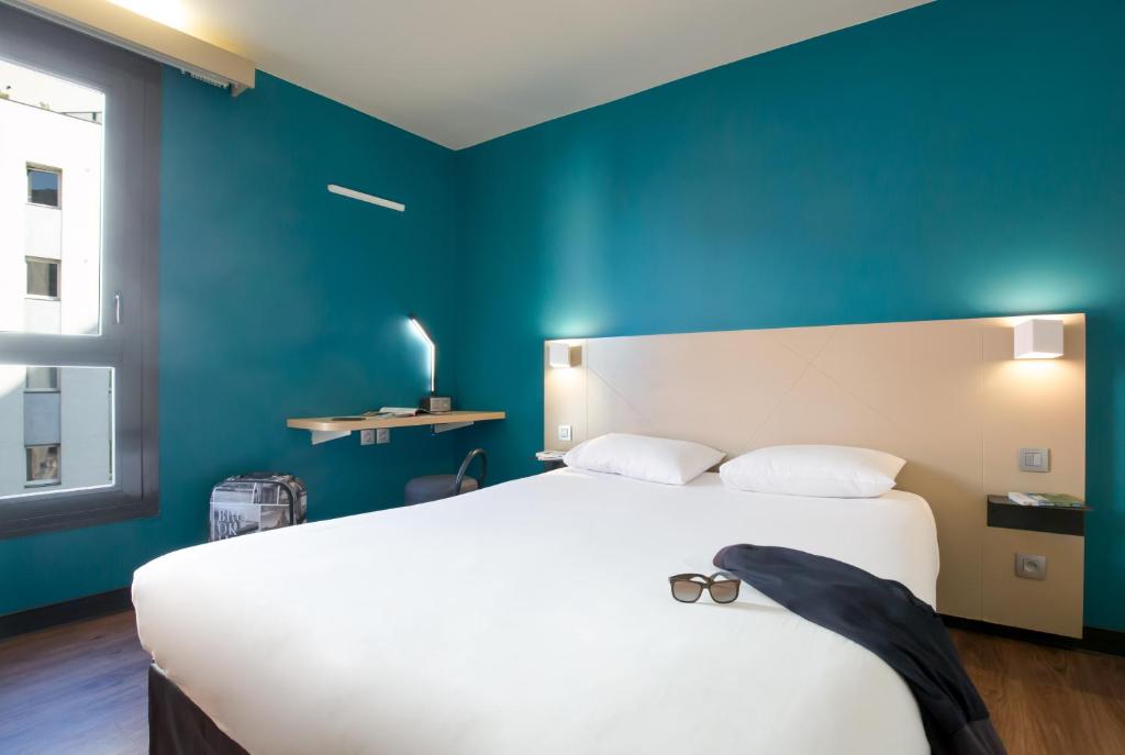 马赛B&B HOTEL Marseille Centre La Timone的一间卧室配有一张白色大床和蓝色的墙壁