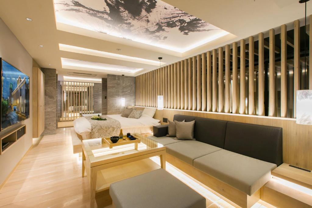 福山HOTEL 粋的客厅配有沙发和桌子
