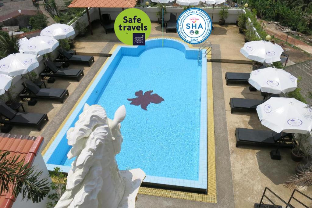 卡图兰花卡图高地服务式公寓的享有带遮阳伞的游泳池的顶部景致
