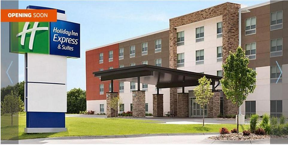 罗森伯格Holiday Inn Express & Suites - Houston SW - Rosenberg, an IHG Hotel的前面有标志的建筑