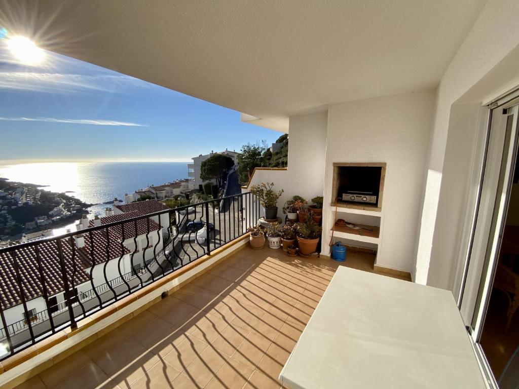 罗萨斯Garbinell A - Piso muy bonito, Vistas al mar espec的海景阳台。