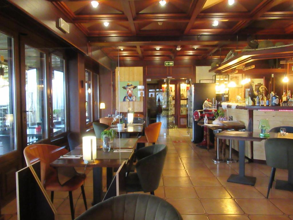 MartelangeHôtel Restaurant N 4的餐厅内带桌椅的用餐室