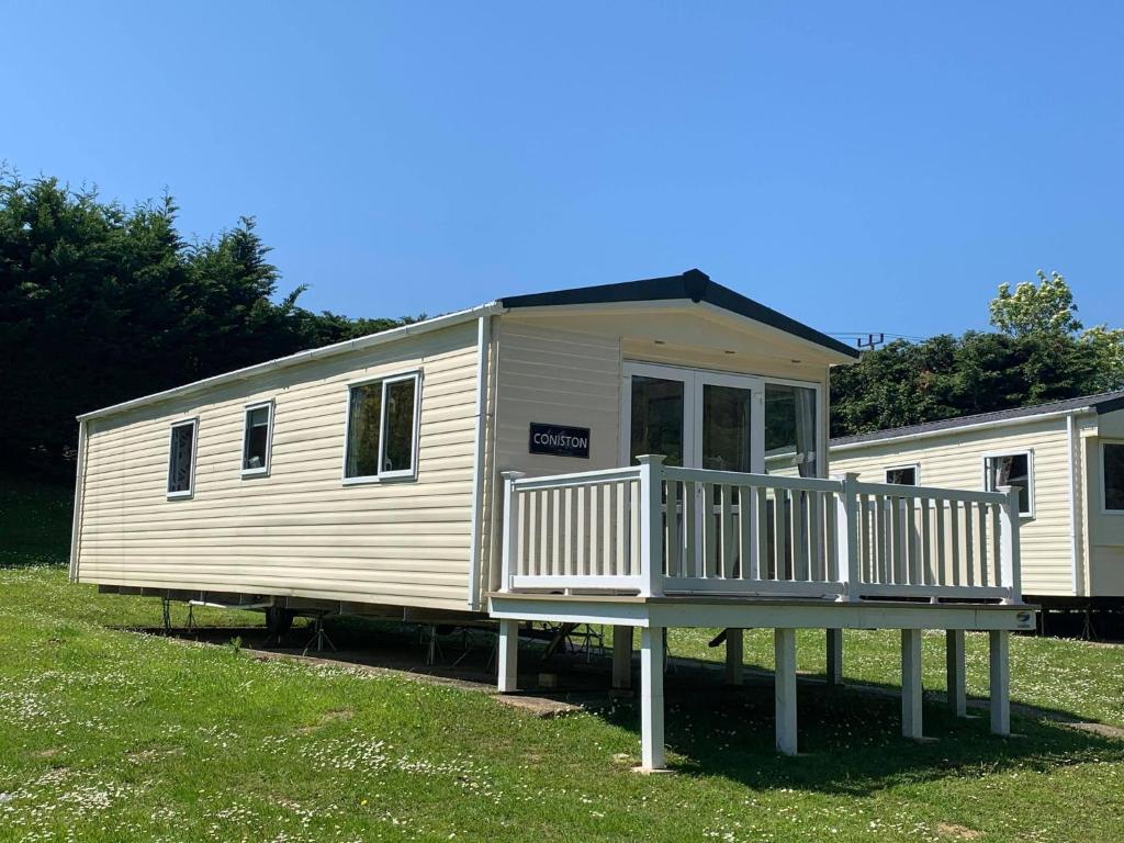 尚克林Luxury 2 Bedroom Caravan LG13, Shanklin, Isle of Wight的移动房屋 - 带门廊和甲板