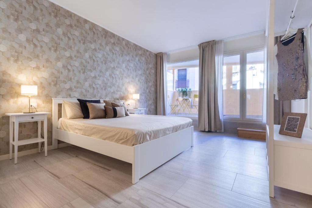 卡利亚里Studio Apartments Boutique Al Bastione di Cagliari的一间卧室设有一张大床和一个窗户。