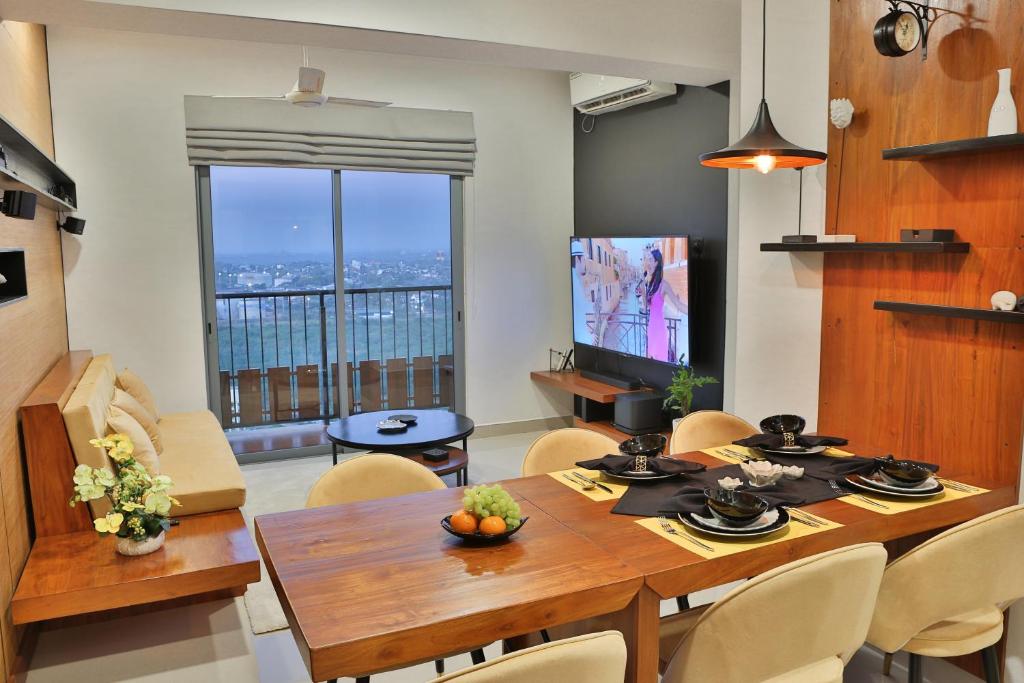 科伦坡007 Colombo的一间带桌椅和电视的用餐室
