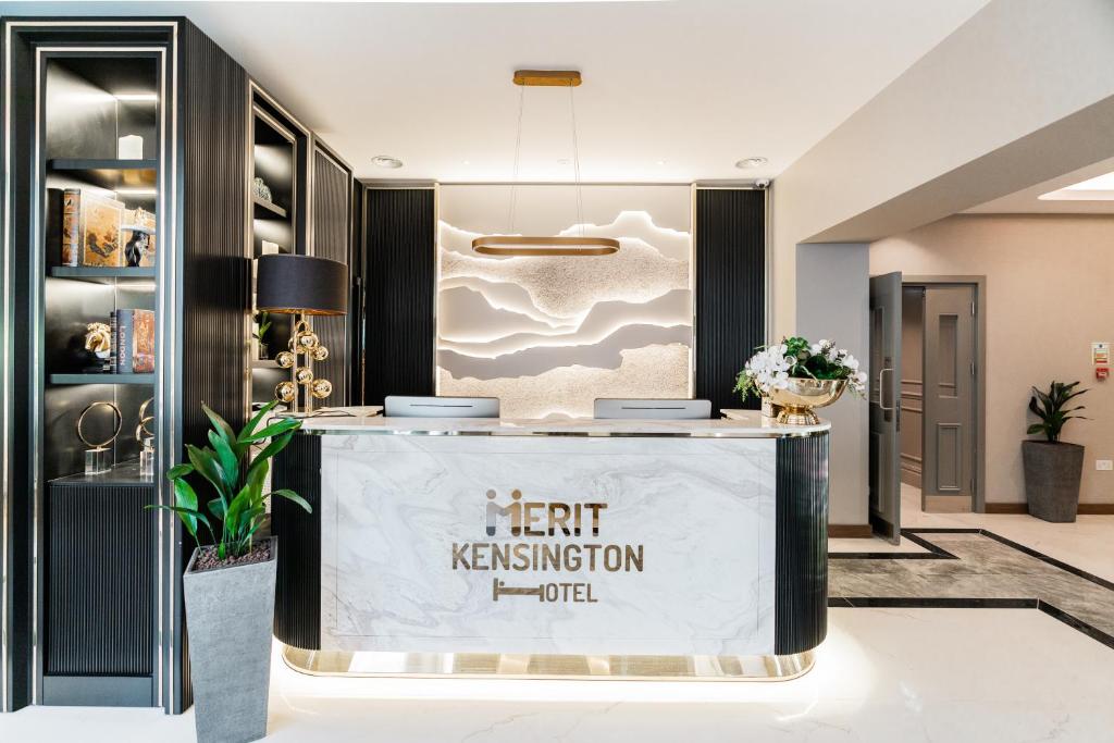 伦敦Merit Kensington Hotel的酒店大堂的等候区,上面有读取好酒店标志