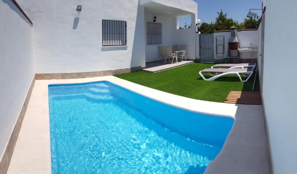 加的斯Casa Los Naranjos 3的后院的蓝色海水游泳池