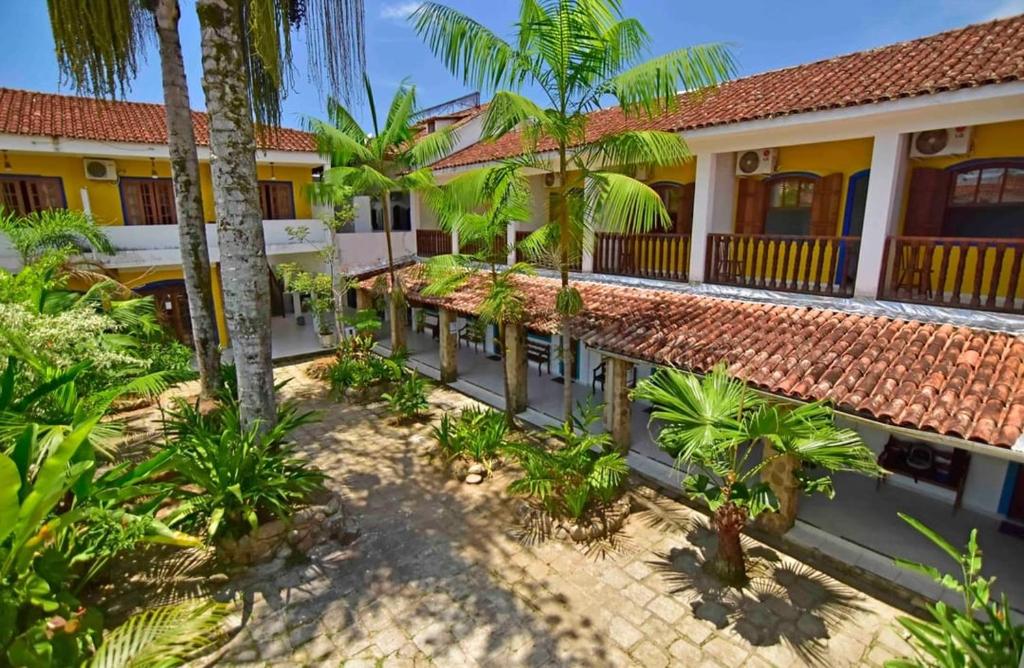帕拉蒂Hotel Velejador的享有棕榈树度假村庭院的景色