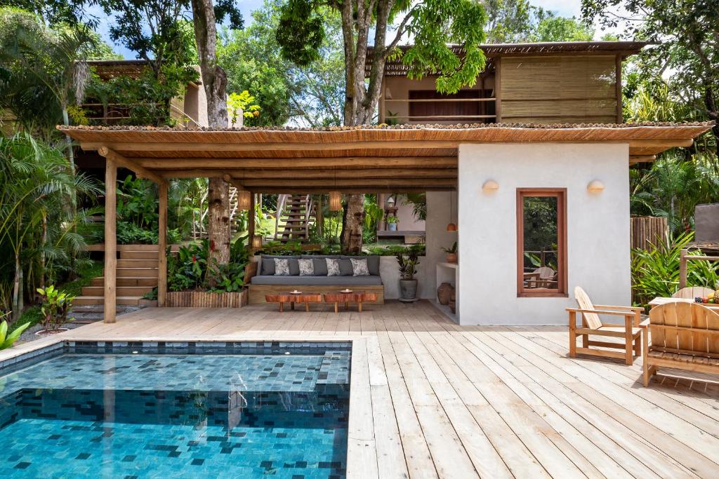 托兰克索VILA 335 Trancoso的一座带游泳池和庭院的房子
