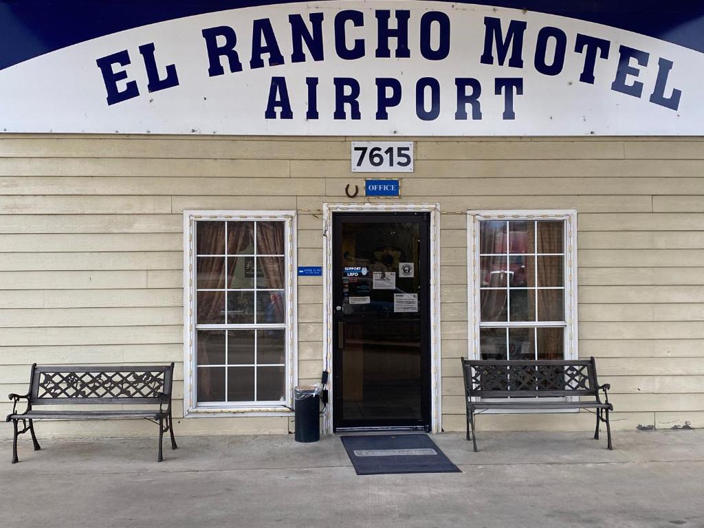 小石城El Rancho Motel的埃尔兰乔机场前的两把长椅