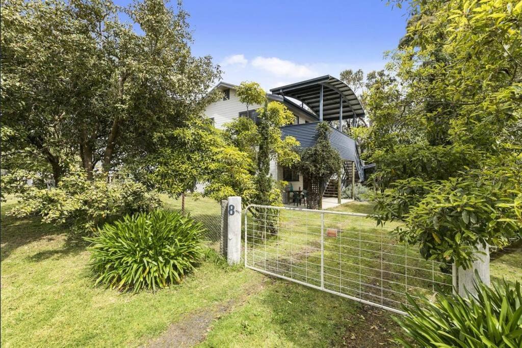 卡尔斯Phillip Island Time - Large home with self-contained apartment sleeps 11的房屋前的围栏