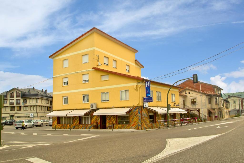 Vioño艾尔卡普里科旅馆的街道边的黄色建筑