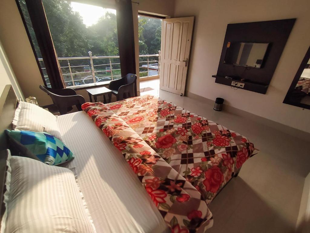 兰纳加Anugraha Homestay的一间卧室配有床,床上装有被子