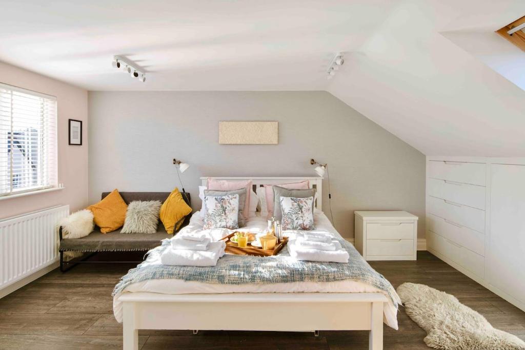 惠特利湾Sea Retreats, Whitley Bay, Sleeps 9的一间卧室配有一张床和一个沙发