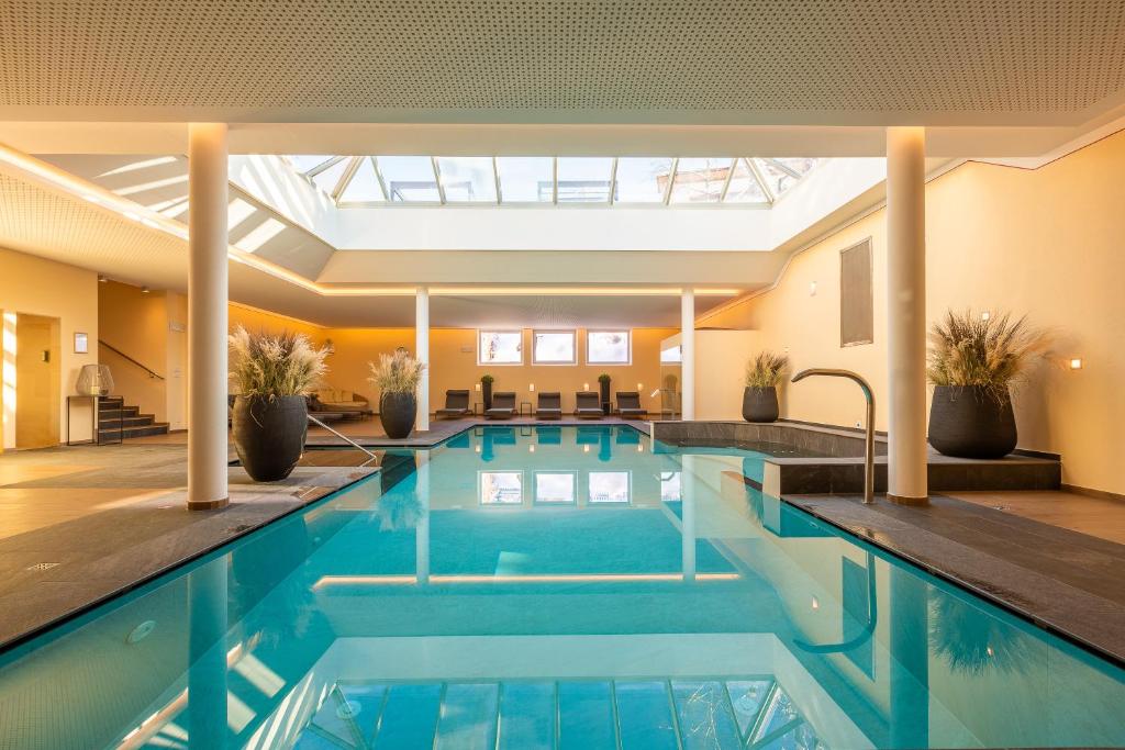圣坎迪朵斯特范尼亚别墅酒店的一座大建筑中的游泳池