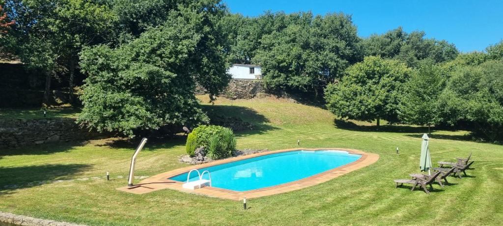 CatoiraTerranam Bed & Breakfast的享有庭院游泳池的顶部景色
